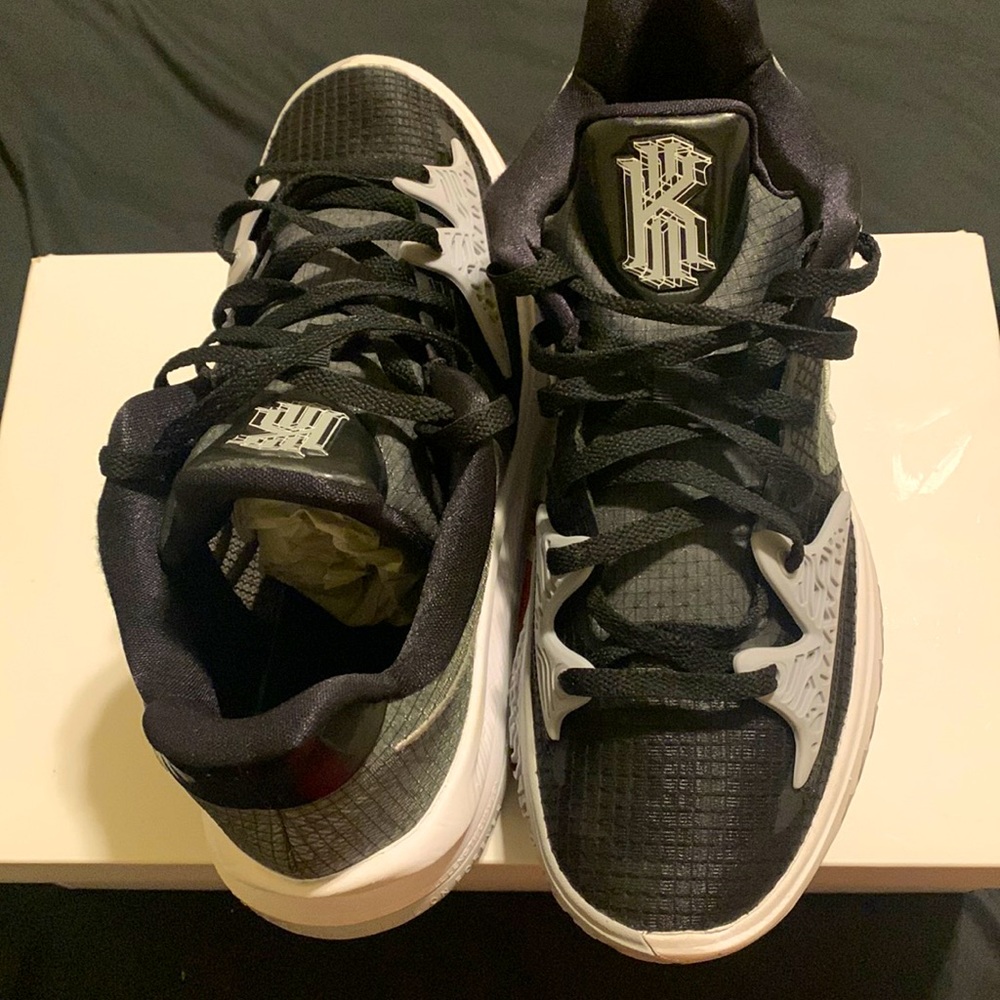 Kyrie low 4
